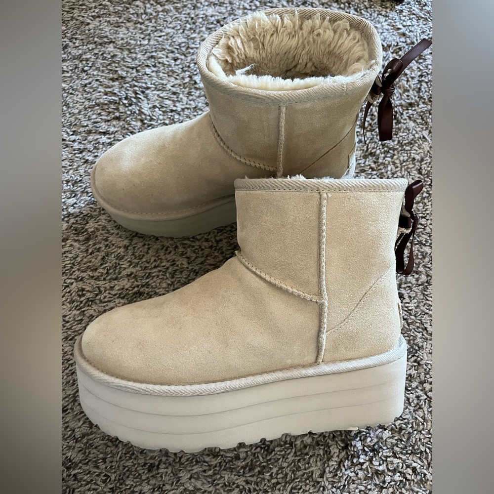 UGG Classic Mini Platform in Mustard Seed